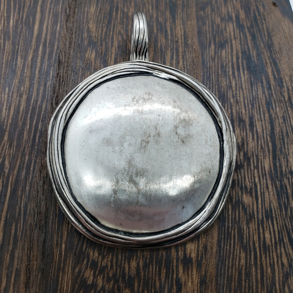 Premier Designs Magnetic clasp pendant